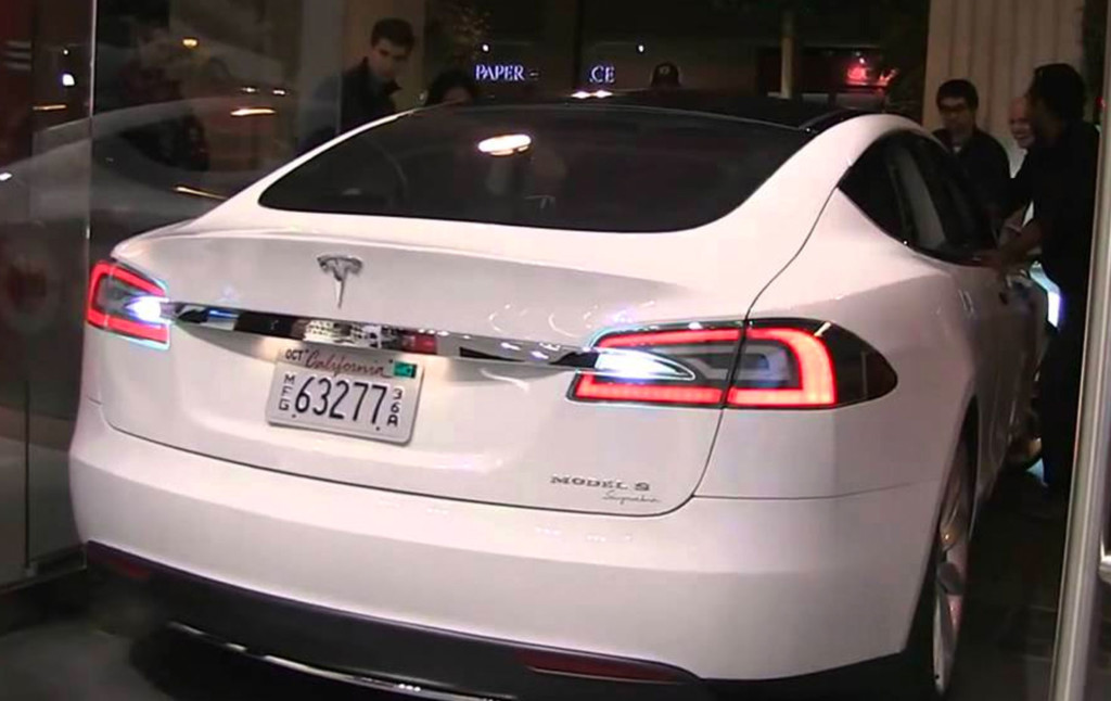 How many reversing lights does a Tesla have? Tesla Owners UK